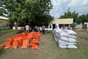 Prosper Global, with support from the Italian Agency for Development Cooperation (AICS), prepare to distribute seeds to a women’s association in Gedaref state.