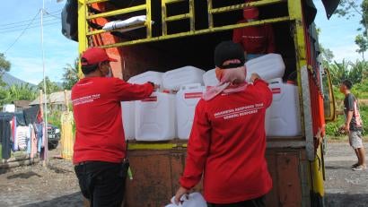 Prosper Global Indonesia emergency response team members delivered basic necessities to participants.